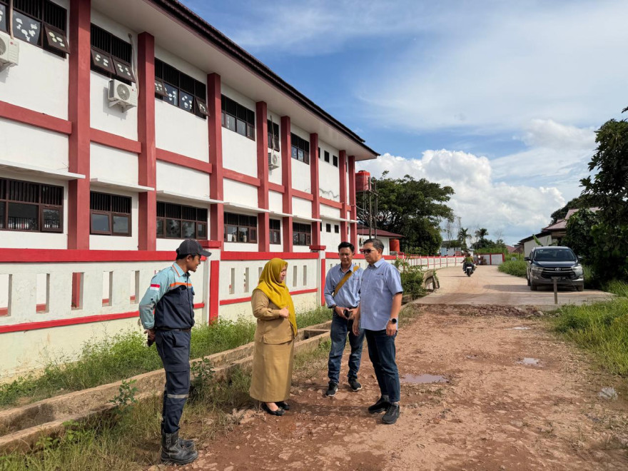 PT KPC Salurkan Bantuan CSR untuk Semenisasi di Jalan Pendidikan,  Desa Singa Gembara