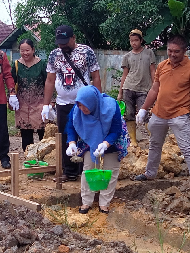 Peletakan Batu Pertama Gedung Posyandu Kamasean